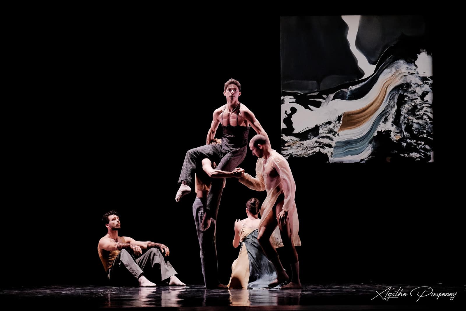 Danser Schubert au XXIe siècle
Danseurs-chorégraphes du Ballet de l’Opéra national du Rhin

Le Temps d’une bise Chorégraphie 
Chorégraphie Pierre-Émile Lemieux-Venne ,  

Danseuse Alice Pernão
Danseurs
Marin Delavaud , 
Pierre-Émile Lemieux-Venne  ,  
Jesse Lyon , 
Hénoc Waysenson  , 


Scénographie Silvère Jarrosson
Musique Franz Schubert
Dramaturgie musicale Bruno Anguera Garcia
Lumières Aymeric Cottereau
Ballet et Opéra
Studio de l’Opéra national du Rhin



 © Agathe Poupeney / Diver